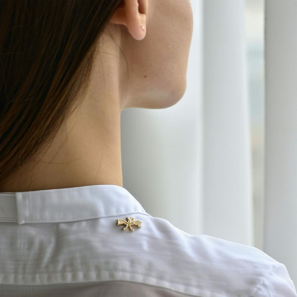 Do women wear lapel pins?