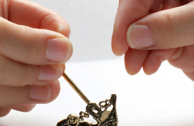 How does a lapel pin work?